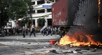Anti-Corruption Protest in Manila Turns Chaotic, One Piece Flag Waves